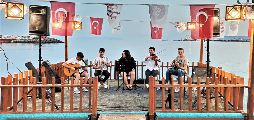 Deniz kenarında canlı müzik eşliğinde çay keyfi Vagon Kafe ile mümkün