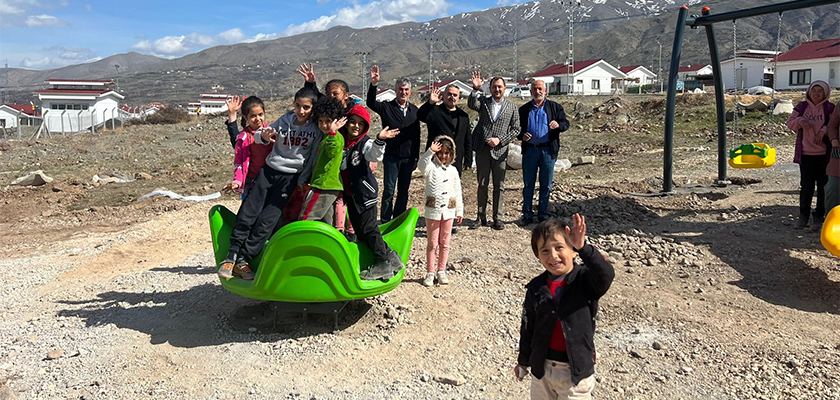 Süleymanpaşa Belediyesi afet bölgesinde çocuk parkları yapıyor