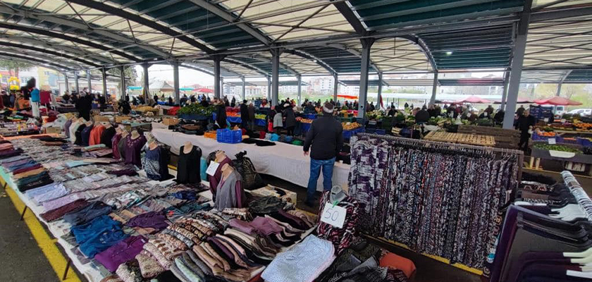 Altınova Kapalı Pazaryerinde ilk pazar kuruldu, yağmurlu havada alış veriş keyfi