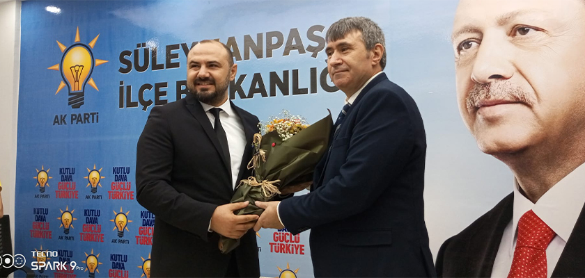 AK PARTİDE DEVİR TESLİM TÖRENİ YAPILDI