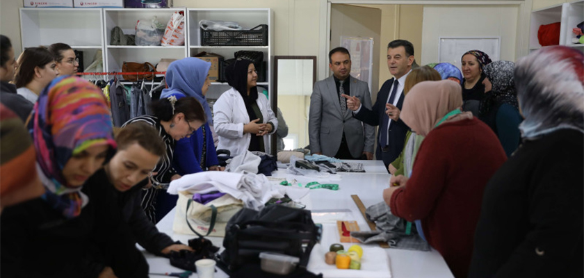 Başkan Çetin, Emek Sepeti Üretim Atölyesini Ziyaret Etti