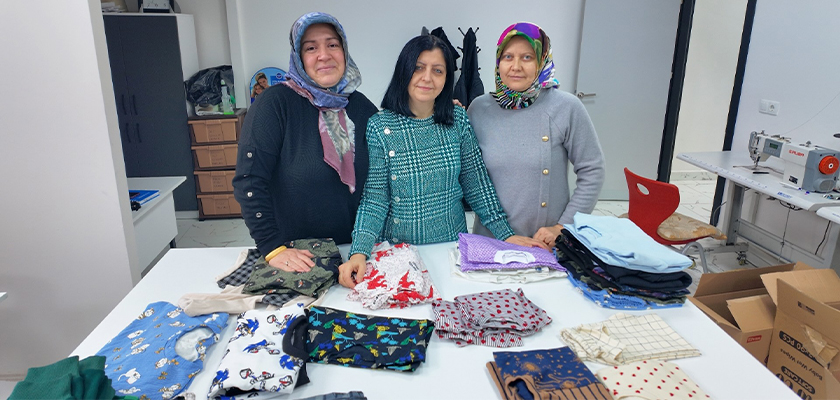 İhtiyaç Sahibi Çocuklar İçin Gönüllü Olarak Kıyafet Üretiyorlar