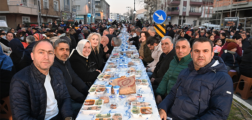 Çınarlı Mahallesi Halk Sofrasında 5 Bin Kişi Oruç Açtı