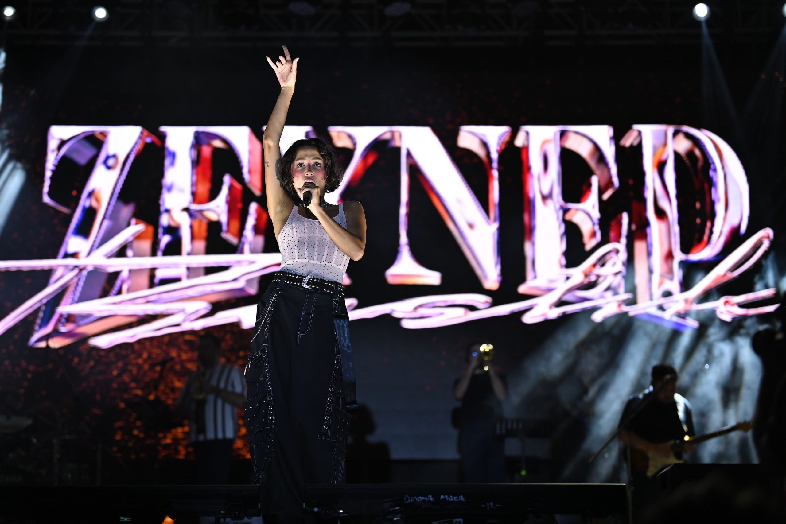 Kiraz Festivalinin İkinci Gününde Yüksek Sadakat ve Zeynep Bastık Coşturdu