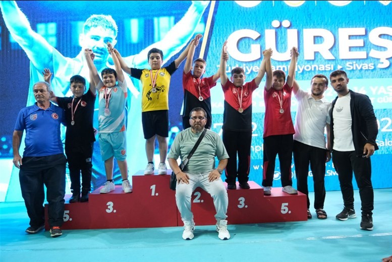MİNİK ERKEKLER GREKOROMEN GÜREŞ TÜRKİYE ŞAMPİYONASINDA MİNDERDEN GÜMÜŞ MADALYA İLE İNDİ !