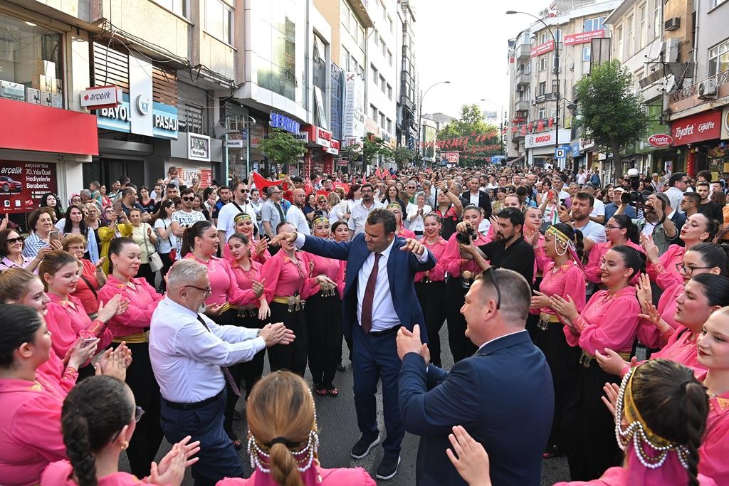On Binlerce Tekirdağlı Festival Coşkusuyla Kortejde Yürüdü