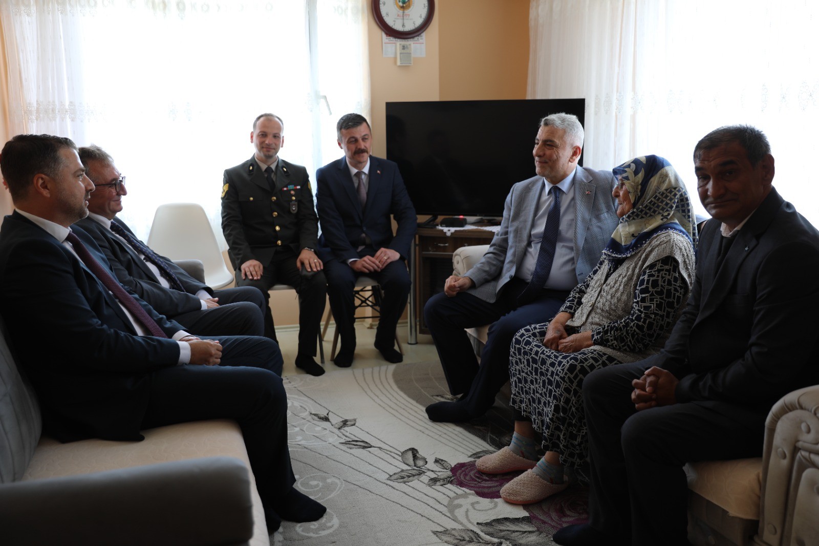 Ticaret Bakanı Bolat ve Vali Vekili Güler Şehit Ailesini Ziyaret Etti