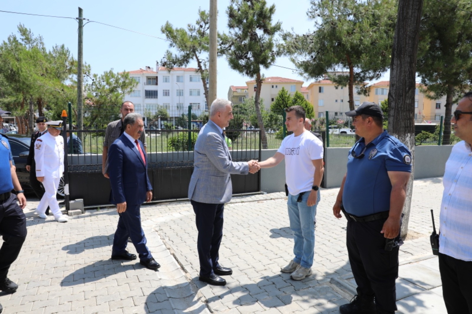 Ticaret Bakanı Bolat ve Vali Vekili Güler Vatandaşla ve Görevi Başında Bulunan Personelle Bayramlaştı