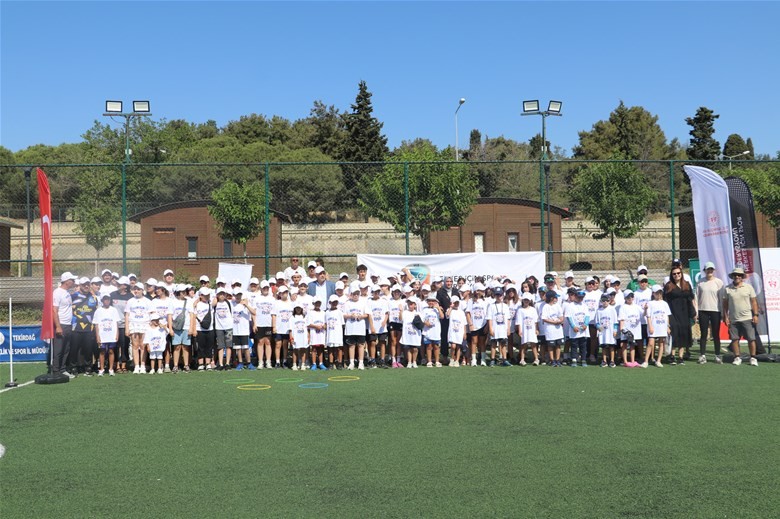 “SPOR BAĞIMLILIKLARDAN KORUR.”UYUŞTURUCU İLE MÜCADELE GÜNÜ İL SPOR ETKİNLİKLERİ İÇİN BİR ARAYA GELDİK.