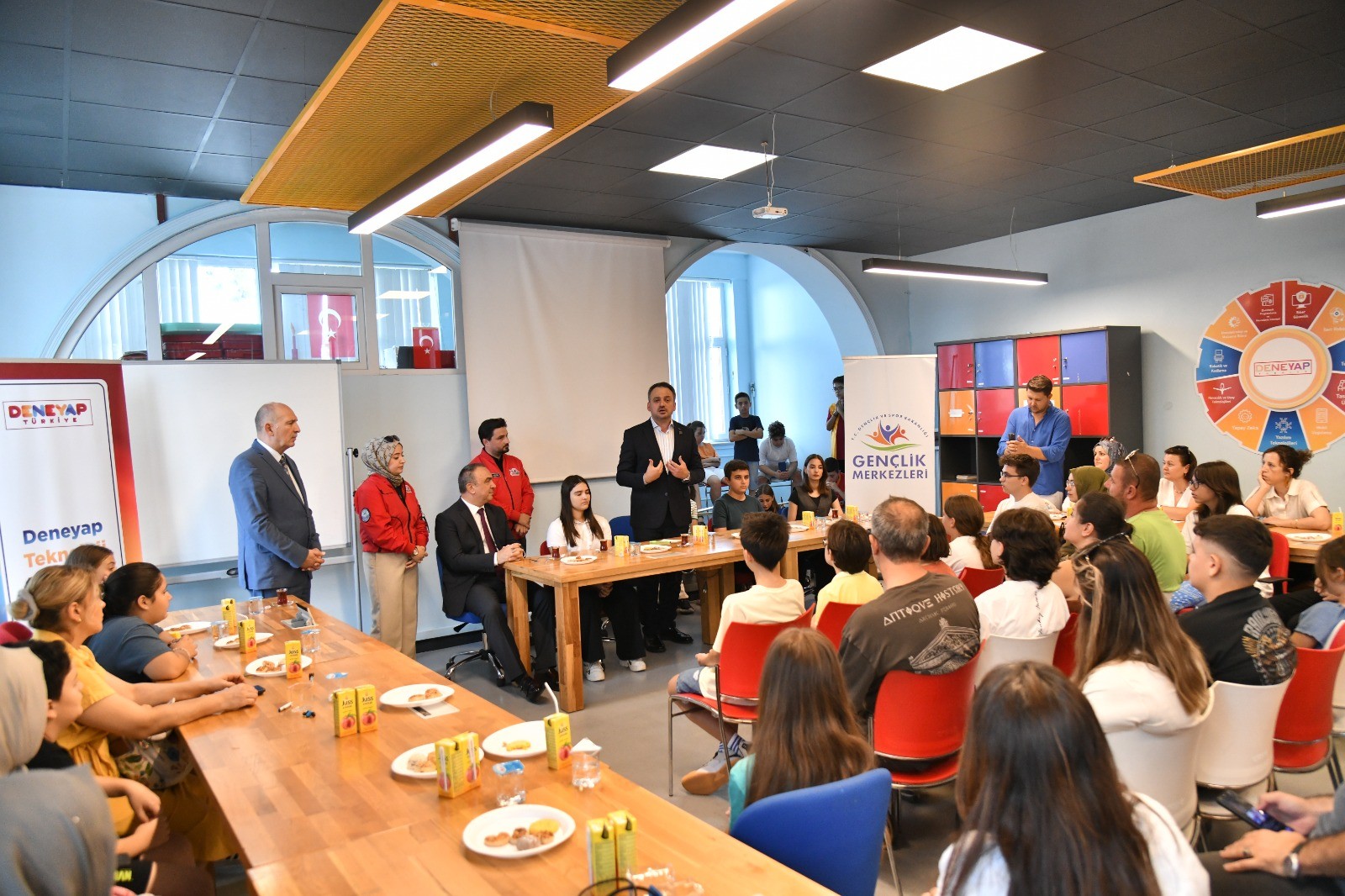 Vali Soytürk ve Bakan Yardımcısı Eminoğlu Çocuklarla Biraya Geldi