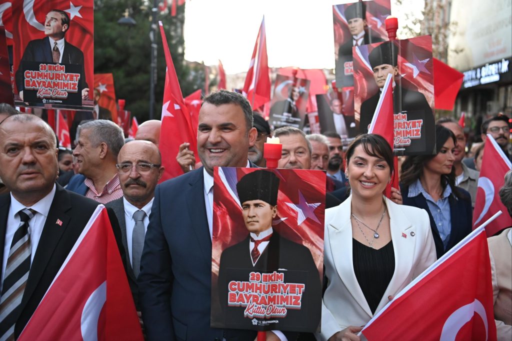 Cumhuriyet Kortejinde Bayram Coşkusu Sele Dönüştü