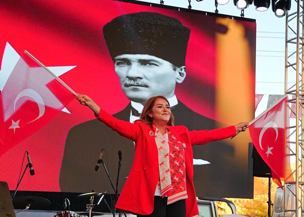 CUMHURİYETİN IŞIĞIYLA AYDINLANIYORUZ, GURURLA YÜRÜYORUZ