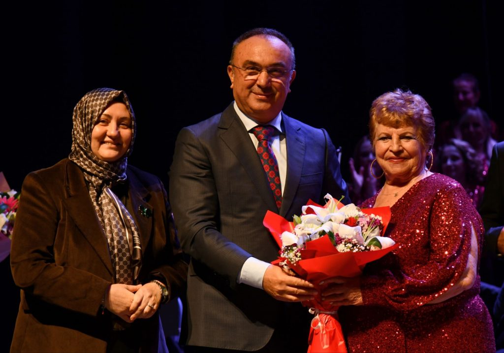 “Maarif Korosu’nun Öğretmenler Konseri Ayakta Alkışlandı”