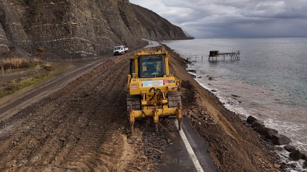 UÇMAKDERE–GAZİKÖY YOLUNDA HEYELAN ÖNLEME ÇALIŞMASI