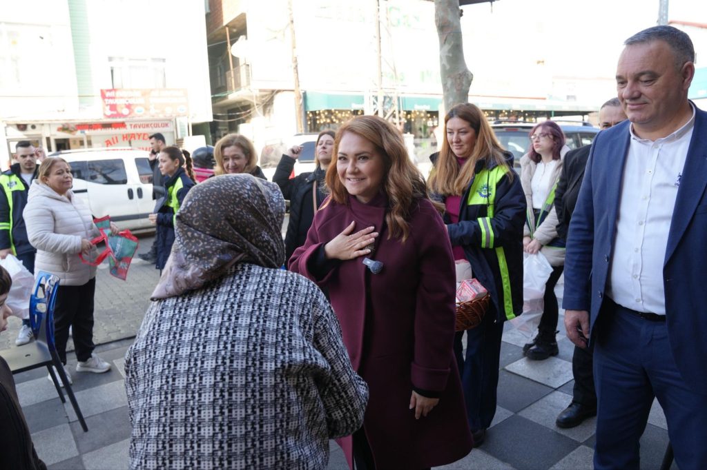 BAŞKAN MÜGE YILDIZ TOPAK VATANDAŞLARIN KANDİLİNİ KUTLADI