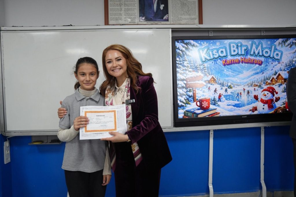 BAŞKAN MÜGE YILDIZ TOPAK, ÖĞRENCİLERİN KARNE HEYECANINA ORTAK OLDU