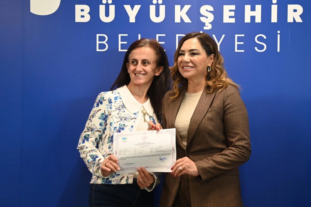 ALMANCA KURSUNUN İLK MEZUNLARI SERTİFİKALARINA KAVUŞTU