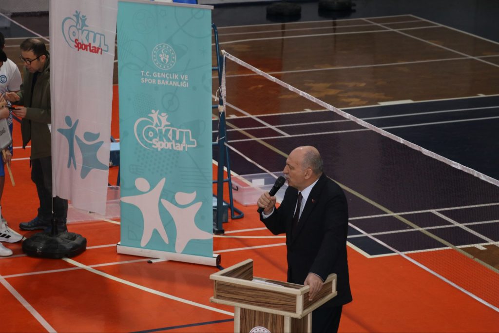 BADMİNTON GENÇLER (KIZ-ERKEK) GRUP MÜSABAKALARI İLİMİZ EV SAHİPLİĞİNDE BAŞLADI