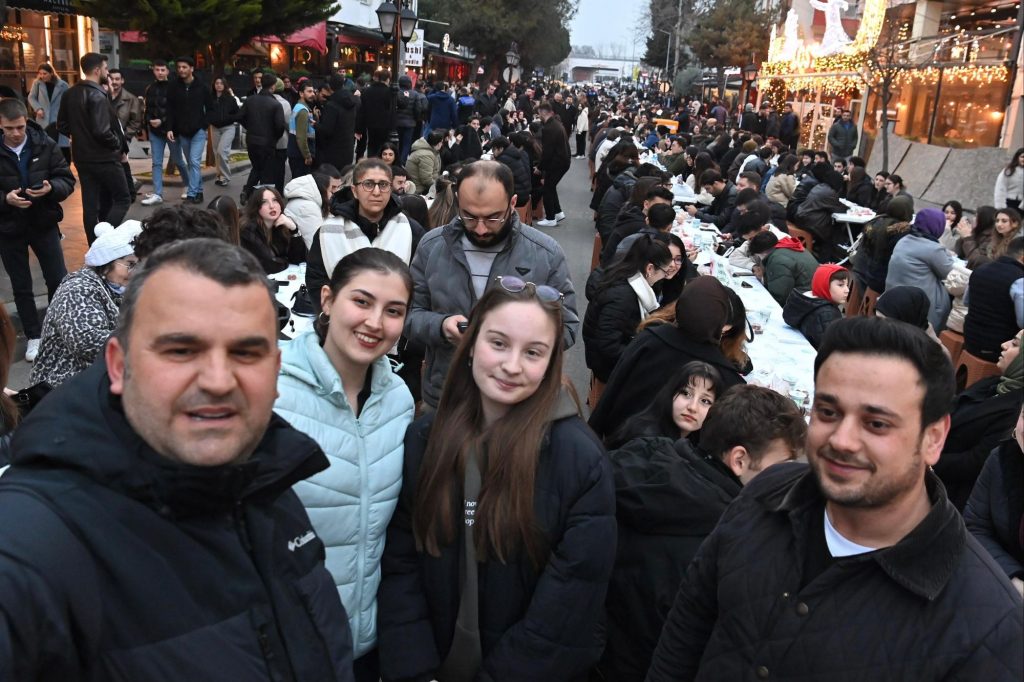 Halk Sofraları Üç Mahallede Daha Yürekleri Fethetti
