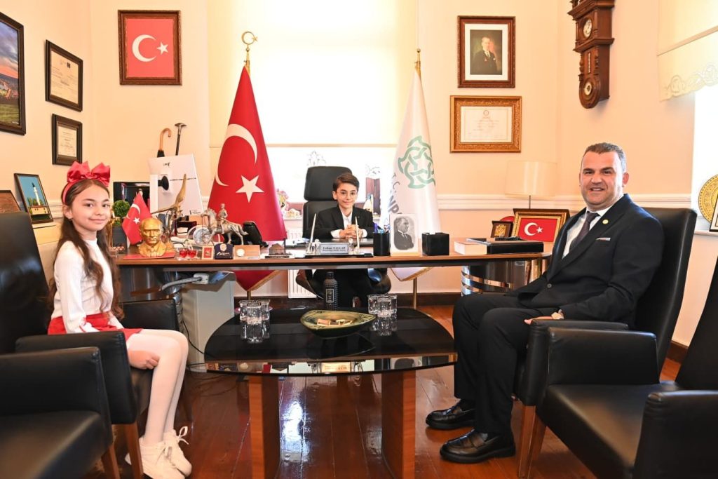 Başkan Nallar Koltuğu Çocuk Meclisi Başkanına Emanet Etti