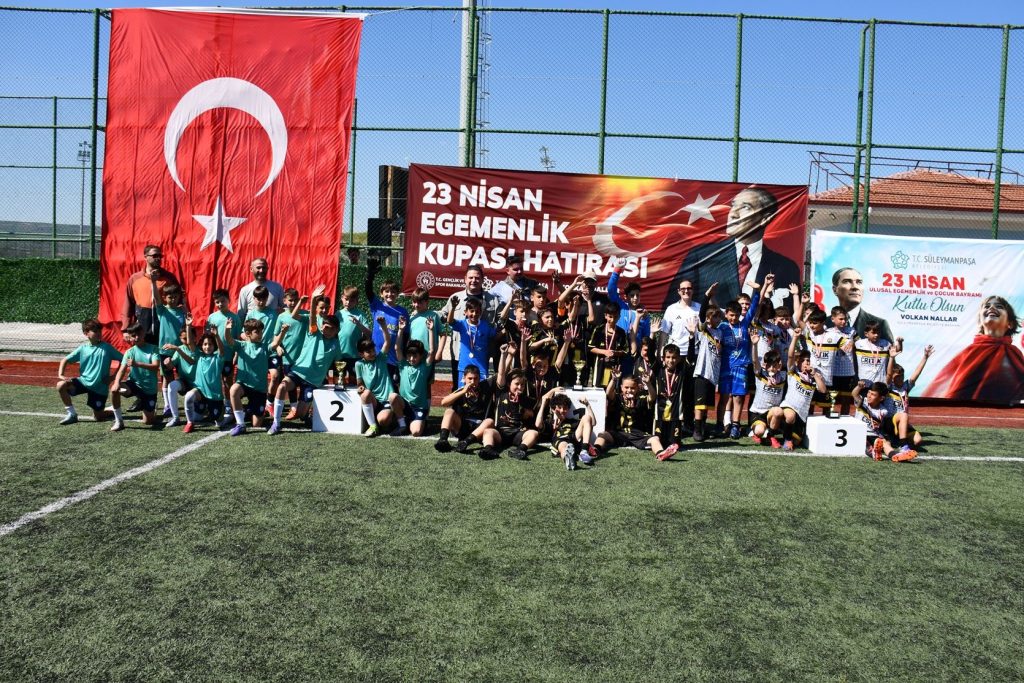 Minik Sporcular Çocuk Bayramında Futbol Şöleni Yaşattılar