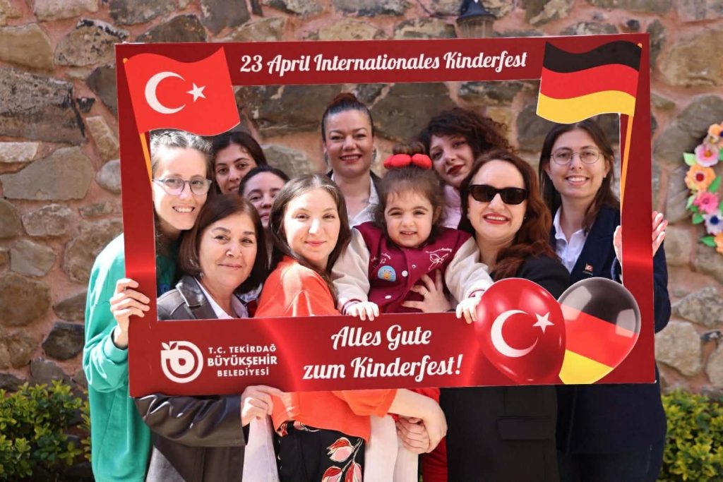 TEKİRDAĞLI MİNİKLER ALMANCA ÖĞRENEREK 23 NİSAN’I KUTLADI