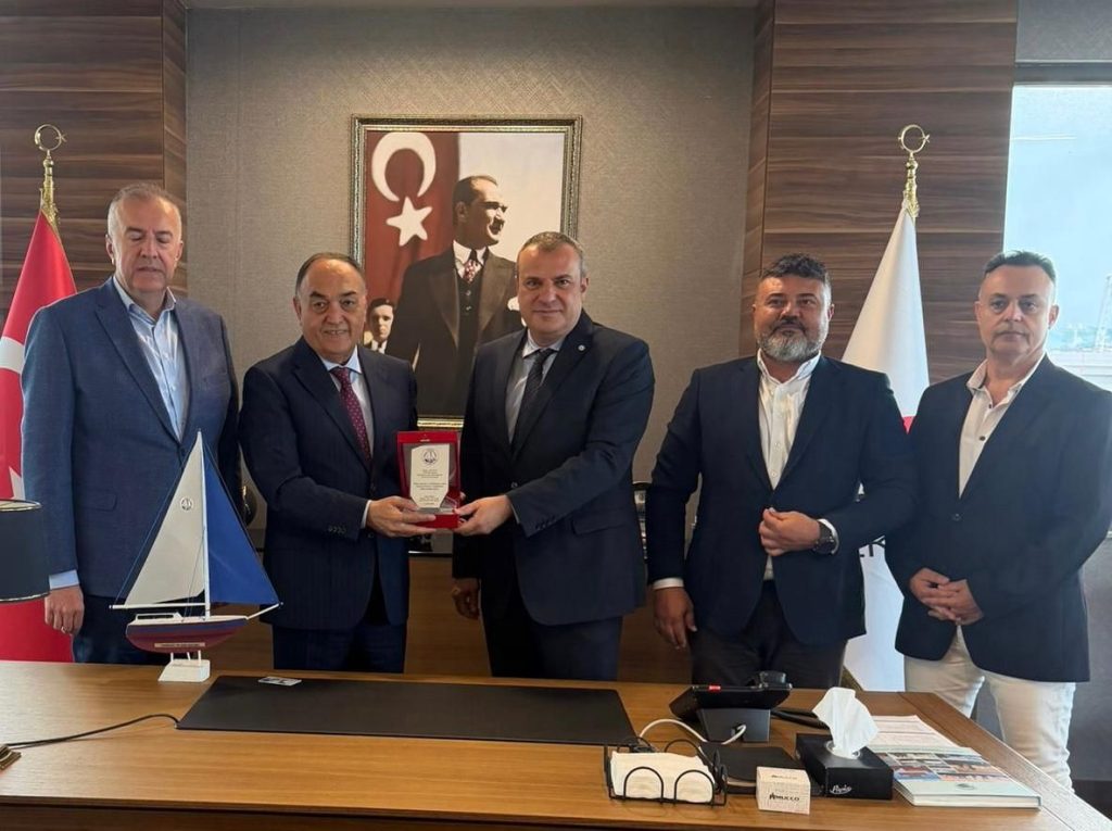 Ali Avcı’ya Yelken Sporuna Katkılarından Dolayı Plaket