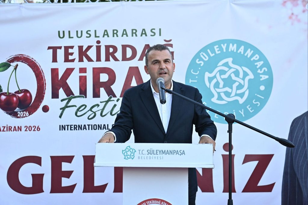 60. Uluslararası Kiraz Festivali Kortejinde İnsan Seli