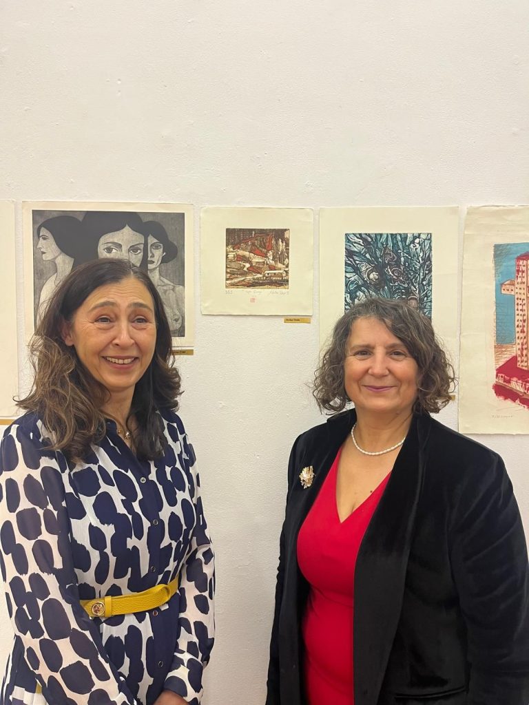 Tüzün, Güney Afrika Cape Town’da “İki Okyanus Arasında” Özgün Baskıresim Sergisi Açtı
